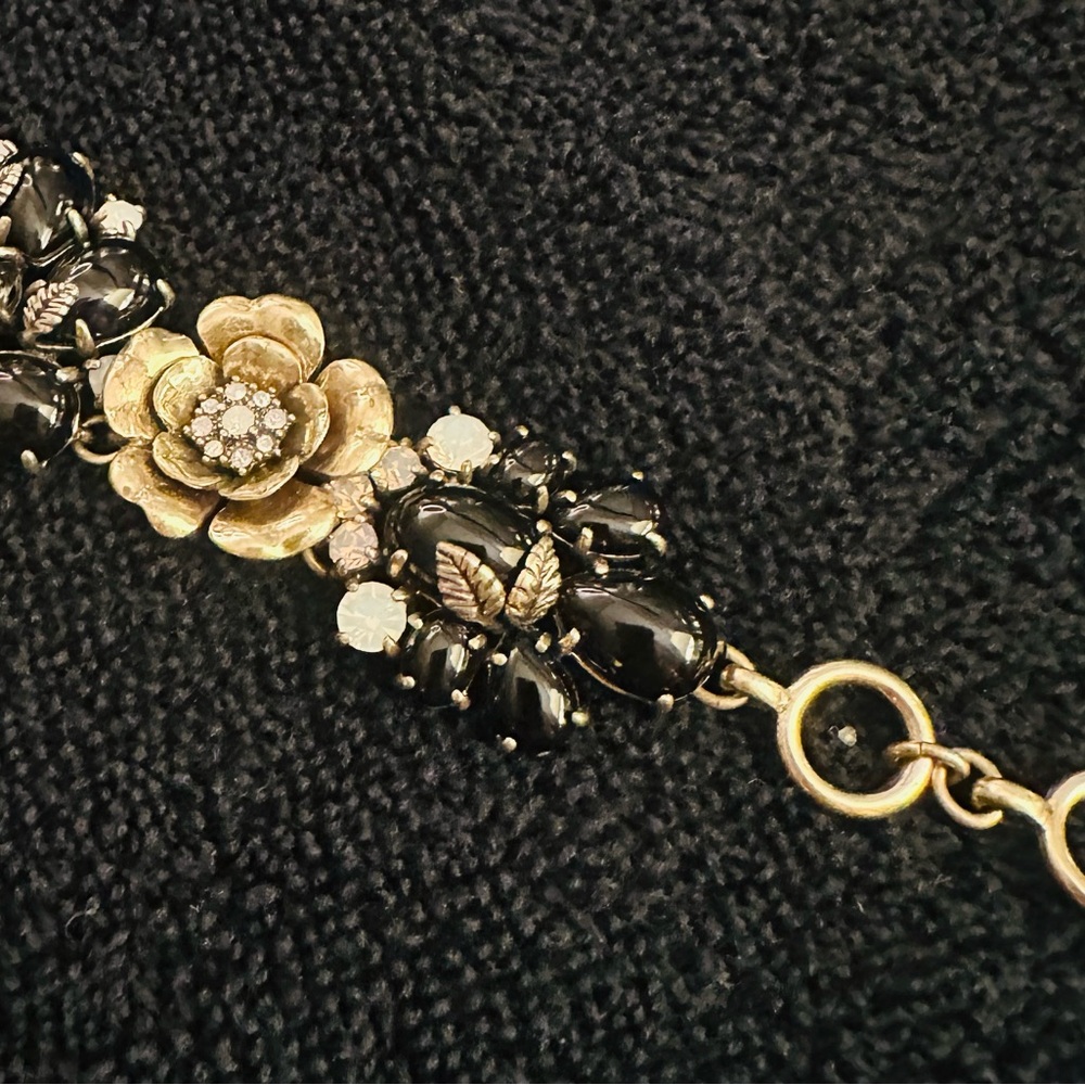 Exquisite Chloe + Isabel Black and Goldtone Floral Bracelet Intricate Accents - Picture 8 of 16